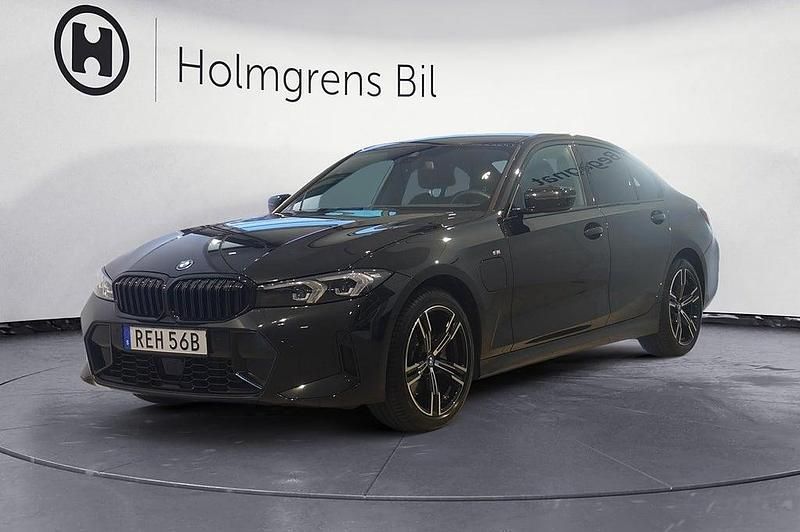 Svart Begagnad 2023 BMW 330e M Sport Sedan | 484 800 kr (Marknadspris) - Bild 1/4