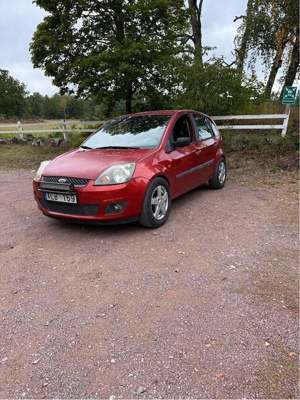 Röd Begagnad 2006 Ford Fiesta Halvkombi | 20 000 kr (Marknadspris) - Bild 1/2
