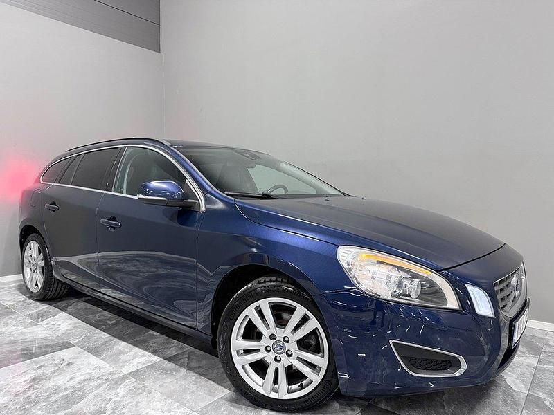Blå Begagnad 2013 Volvo V60 Momentum Kombi | 89 900 kr (Marknadspris) - Bild 1/4