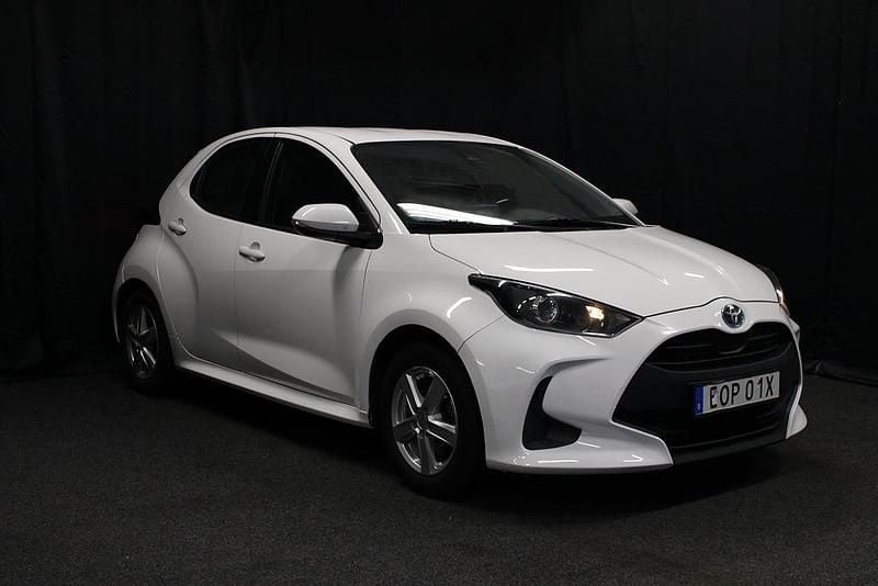Begagnad Toyota Yaris Hybrid 116 HK (85 kW) 2021 Vit Halvkombi
