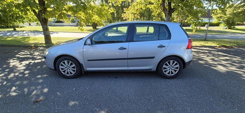 Silver Begagnad 2006 VW Golf V Trendline Halvkombi | 29 000 kr (Marknadspris) - Bild 1/4
