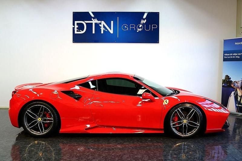 Begagnad 2017 Ferrari 488 Sportkupé | 2 495 000 kr - Bild 1/4