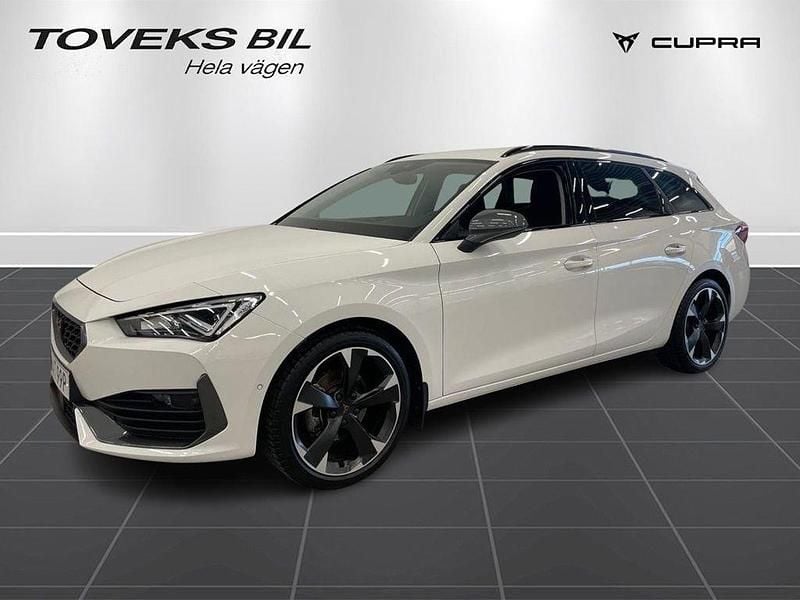 Vit ("candy" weiss) Begagnad 2024 Cupra Leon Kombi | 279 900 kr (Bra pris) - Bild 1/4