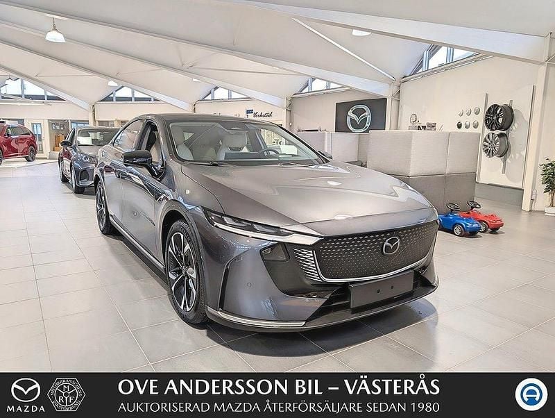 Grå Ny 2025 Mazda 6e Takumi-Line Sedan | 499 500 kr - Bild 1/4