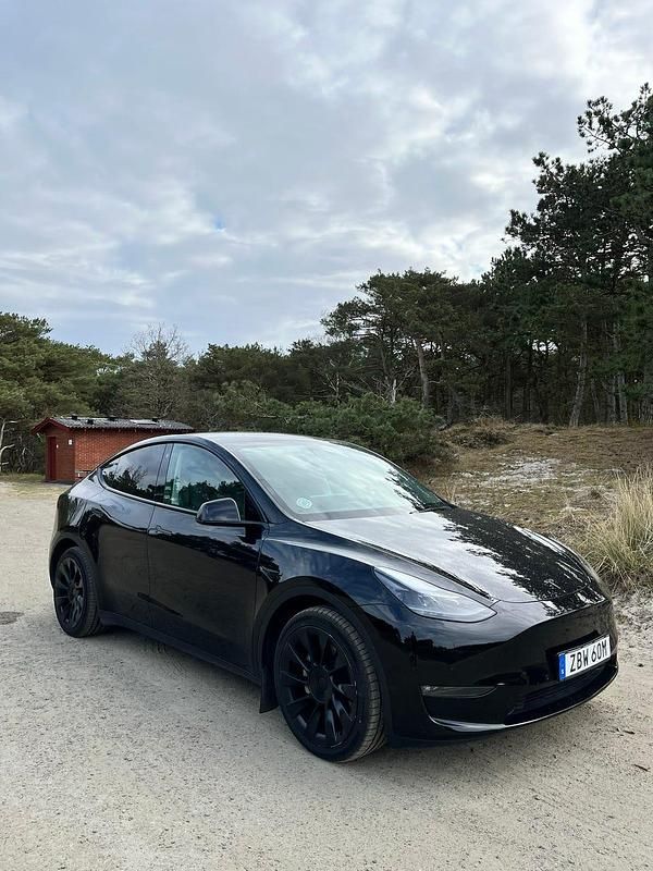 Begagnad 2021 Tesla Model Y Long Range AWD SUV | 315 000 kr (Marknadspris) - Bild 1/4