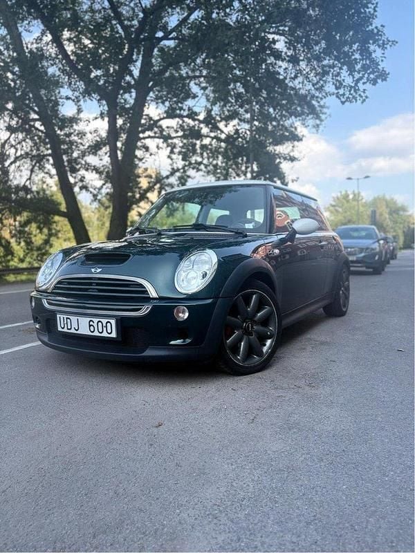 Grön Begagnad 2003 Mini Cooper S Halvkombi | 69 900 kr (Marknadspris) - Bild 1/4