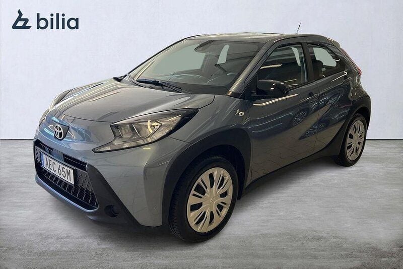 Grå Ny 2024 Toyota Aygo Play Halvkombi | 209 800 kr (Marknadspris) - Bild 1/4