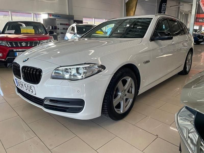 Vit Begagnad 2016 BMW 520 Kombi | 128 000 kr (Marknadspris) - Bild 1/4