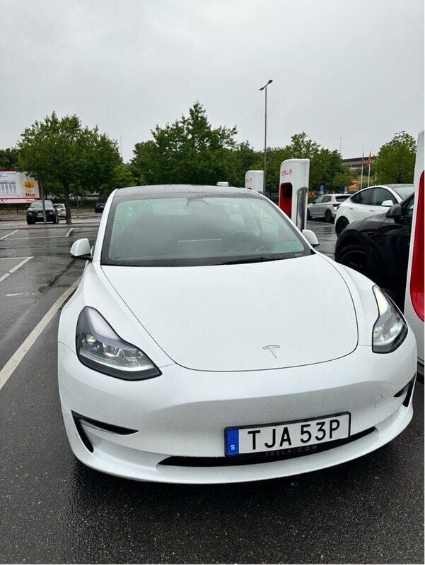 Vit Begagnad 2023 Tesla Model 3 Long Range Sedan | 385 000 kr (Marknadspris) - Bild 1/4