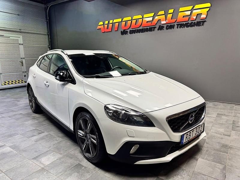 Vit Begagnad 2015 Volvo V40 Summum Halvkombi | 149 900 kr (Marknadspris) - Bild 1/4