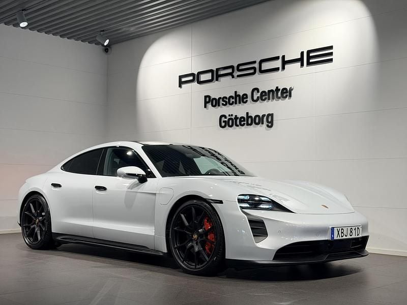 Ljusgrå (white) Begagnad 2022 Porsche Taycan GTS Sedan | 995 000 kr (Superpris) - Bild 1/4