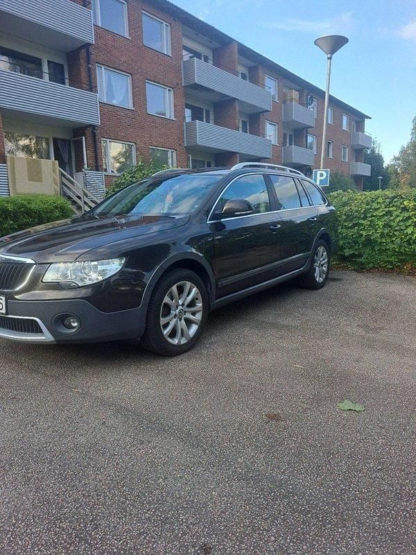Brun Begagnad 2012 Skoda Superb Elegance Kombi | 120 000 kr (Lite dyr) - Bild 1/4