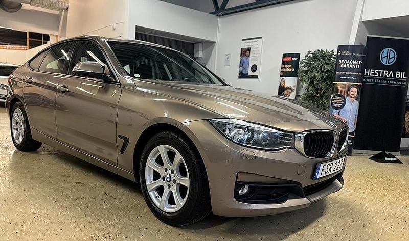 Ljusbrun (brun) Begagnad 2015 BMW 320 Gran Turismo Halvkombi | 164 900 kr (Marknadspris) - Bild 1/4