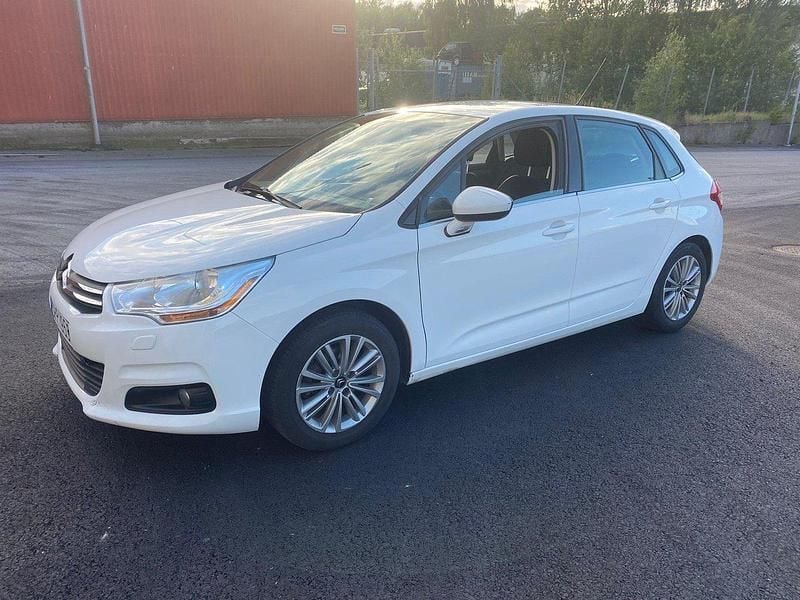 Vit Begagnad 2013 Citroën C4 Halvkombi | 59 900 kr (Bra pris) - Bild 1/4