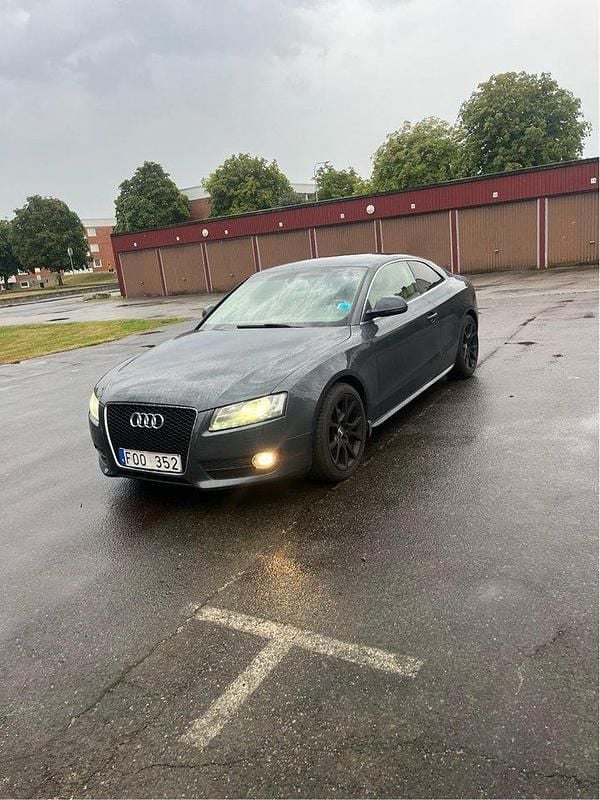Grå Begagnad 2008 Audi A5 Comfort Sportkupé | 69 000 kr (Lite dyr) - Bild 1/3