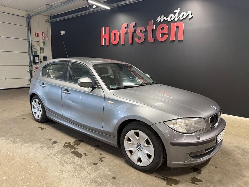 Grå Begagnad 2010 BMW 116 Halvkombi | 99 900 kr (Marknadspris) - Bild 1/4