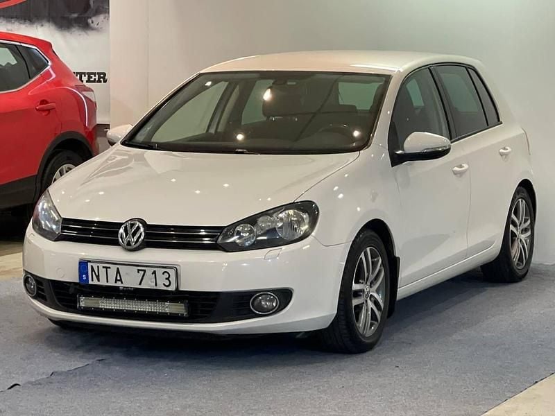 Vit Begagnad 2010 VW Golf VI Halvkombi | 54 900 kr (Marknadspris) - Bild 1/4