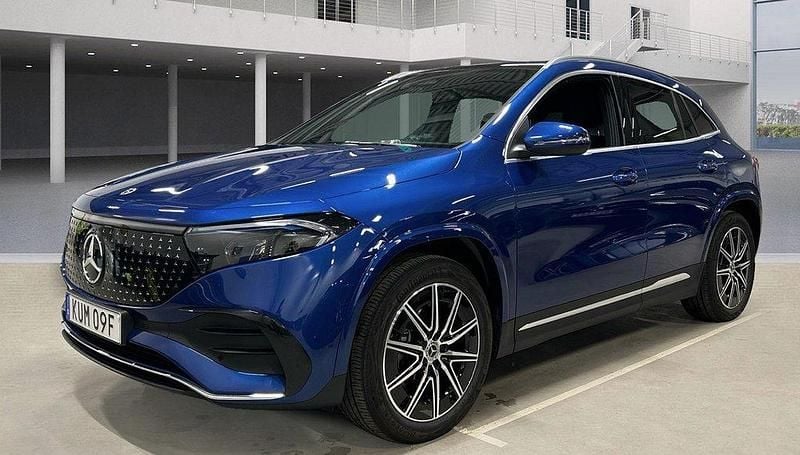 Blå (spektralblå metallic) Begagnad 2024 Mercedes EQA300 AMG SUV | 489 000 kr (Dyr) - Bild 1/1