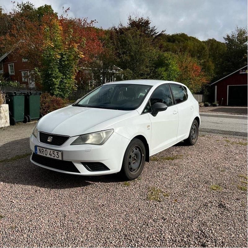 Vit Begagnad 2013 Seat Ibiza Style Halvkombi | 28 000 kr (Marknadspris) - Bild 1/4