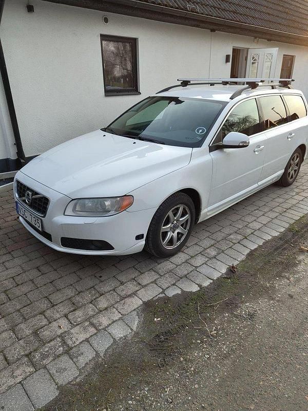 Vit Begagnad 2010 Volvo V70 Kombi | 20 000 kr (Marknadspris) - Bild 1/4