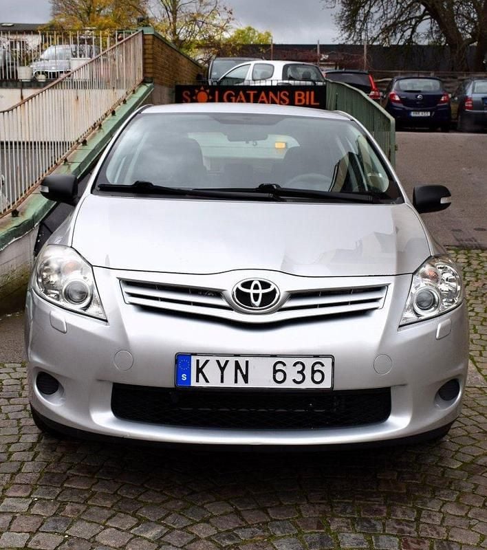 Silver Begagnad 2011 Toyota Auris Halvkombi | 58 800 kr (Bra pris) - Bild 1/4