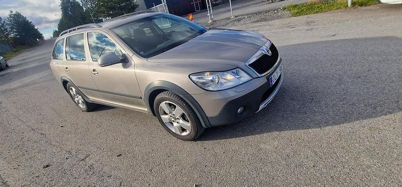 Brun Begagnad 2011 Skoda Octavia Scout Kombi | 38 000 kr (Bra pris) - Bild 1/4