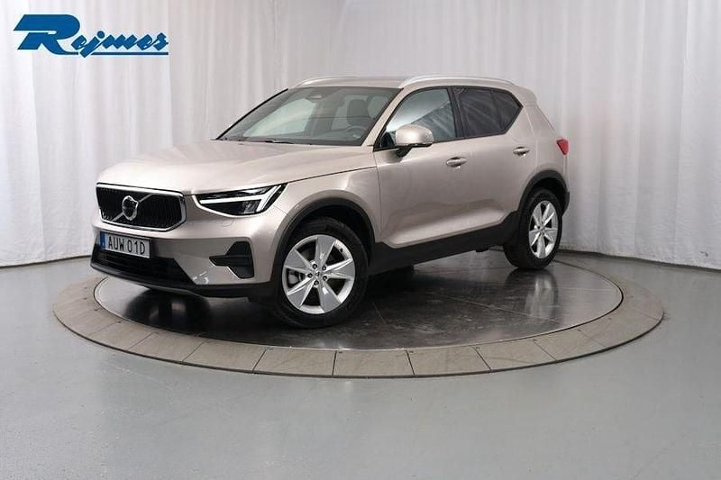 Ljusgrå Begagnad 2023 Volvo XC40 Core SUV | 349 900 kr (Bra pris) - Bild 1/4