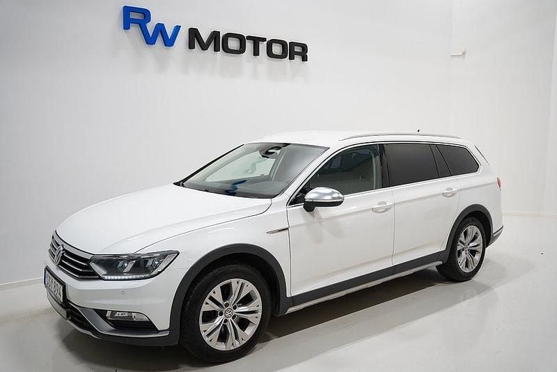 Vit Begagnad 2016 VW Passat Alltrack Kombi | 144 800 kr (Marknadspris) - Bild 1/4