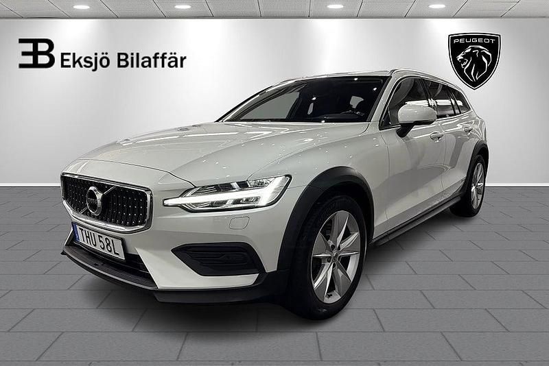 Vit Begagnad 2020 Volvo V60 CC Momentum Kombi | 269 500 kr (Marknadspris) - Bild 1/4