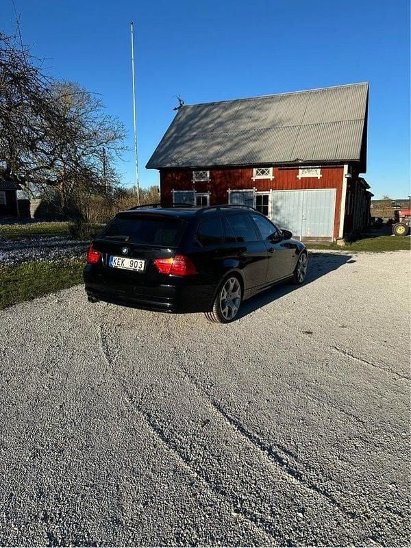 Svart Begagnad 2010 BMW 325 Comfort Edition Kombi | 70 000 kr (Marknadspris) - Bild 1/4