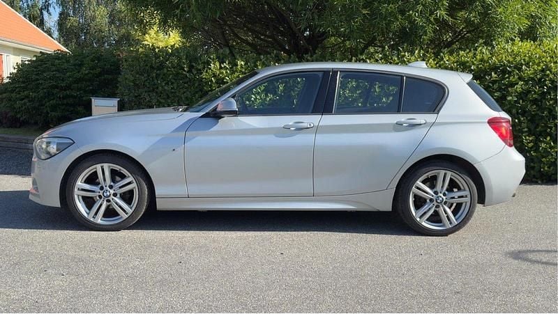 Silver Begagnad 2015 BMW 116 M Sport Halvkombi | 115 000 kr (Lite dyr) - Bild 1/4