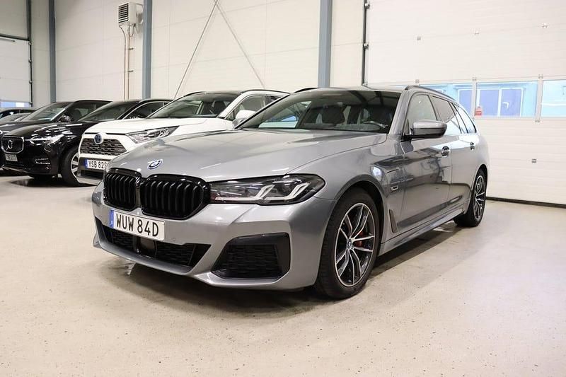 Grå Begagnad 2023 BMW 530 M Sport Kombi | 419 600 kr - Bild 1/4