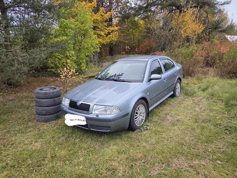 Grå Begagnad 2004 Skoda Octavia Tour Halvkombi | 5 000 kr (Marknadspris) - Bild 1/3