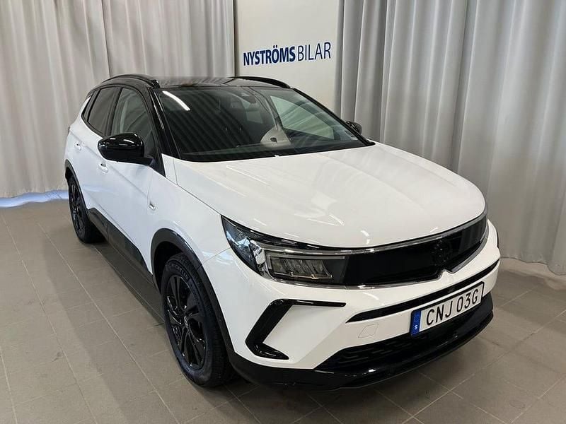 Vit Begagnad 2024 Opel Grandland X SUV | 269 900 kr (Marknadspris) - Bild 1/4