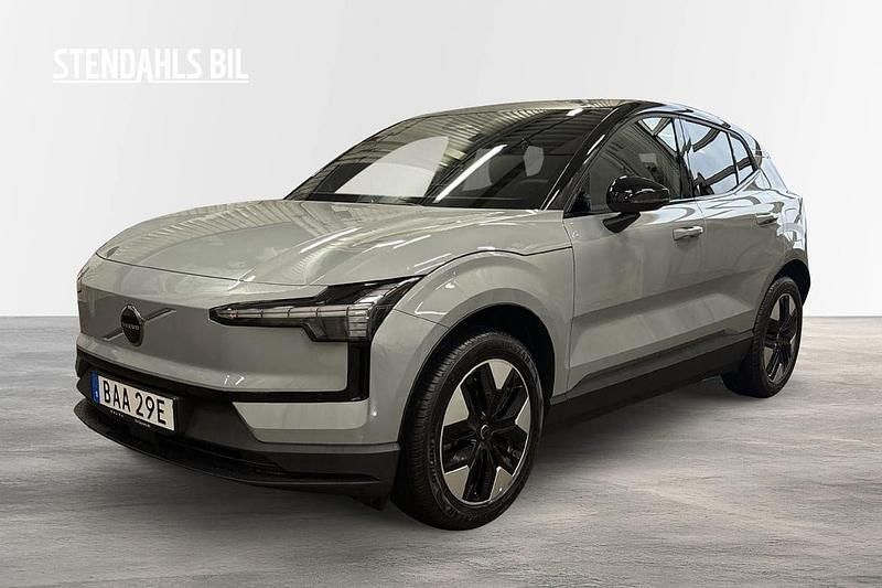 Grå Ny 2025 Volvo EX30 Plus SUV | 409 000 kr (Marknadspris) - Bild 1/4