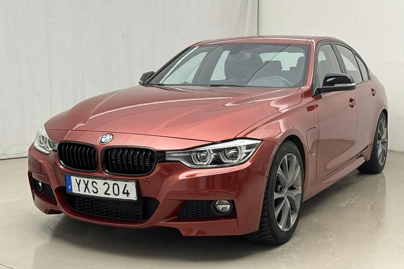 Orange Begagnad 2018 BMW 330 M Sport Sedan | 239 000 kr (Superpris) - Bild 1/4