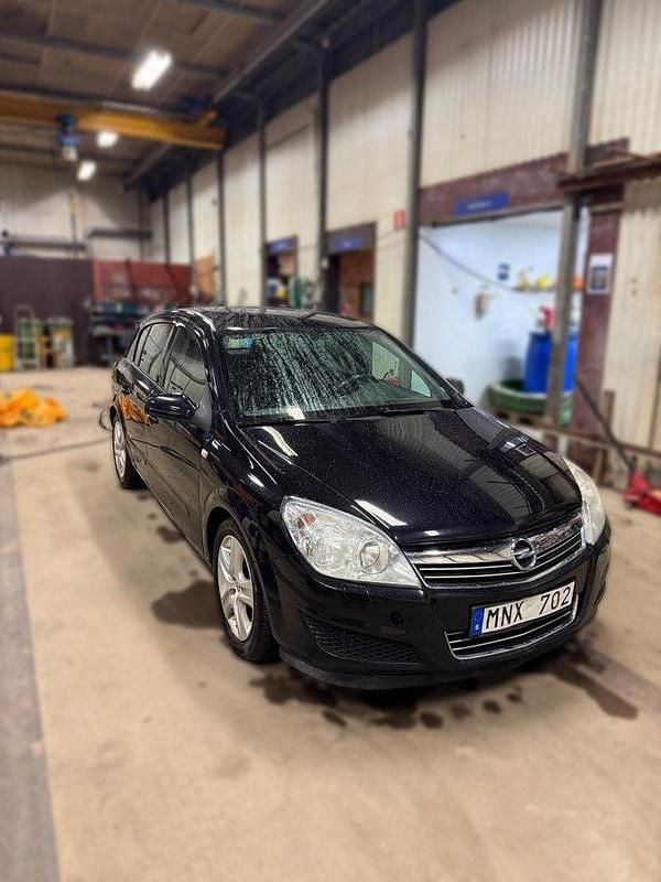 Svart Begagnad 2009 Opel Astra Halvkombi | 32 500 kr (Marknadspris) - Bild 1/4