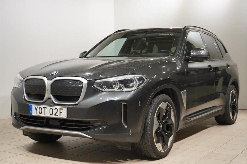 Grå/silver Begagnad 2021 BMW iX3 Shadowline SUV | 419 500 kr (Marknadspris) - Bild 1/4