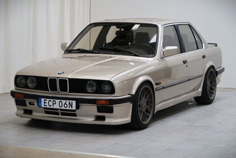 Ljusbrun Begagnad 1985 BMW 320 Sedan | 119 900 kr - Bild 1/4