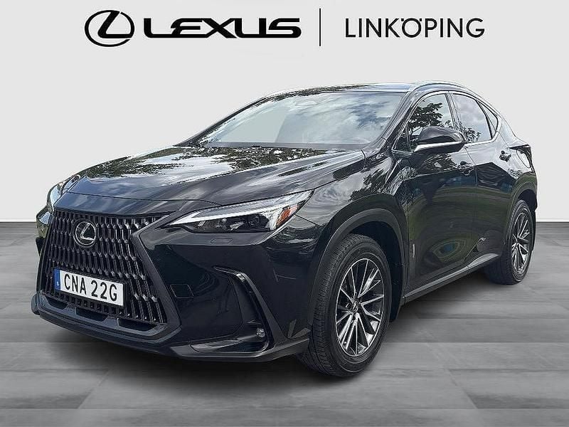 Svart Begagnad 2022 Lexus NX450h+ Business Edition SUV | 459 000 kr (Marknadspris) - Bild 1/4