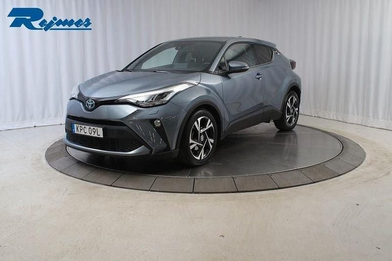 Grå (blå) Begagnad 2023 Toyota C-HR Edition SUV | 284 800 kr (Marknadspris) - Bild 1/4