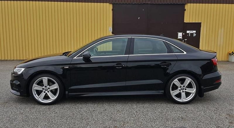 Begagnad Audi A3 S-Line 150 HK (110 kW) 2019 Svart Sedan