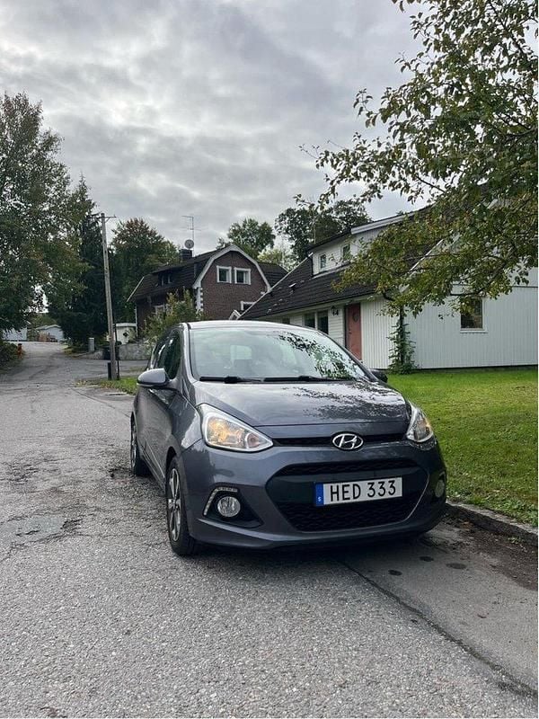 Brun Begagnad 2014 Hyundai i10 Halvkombi | 63 000 kr (Marknadspris) - Bild 1/4