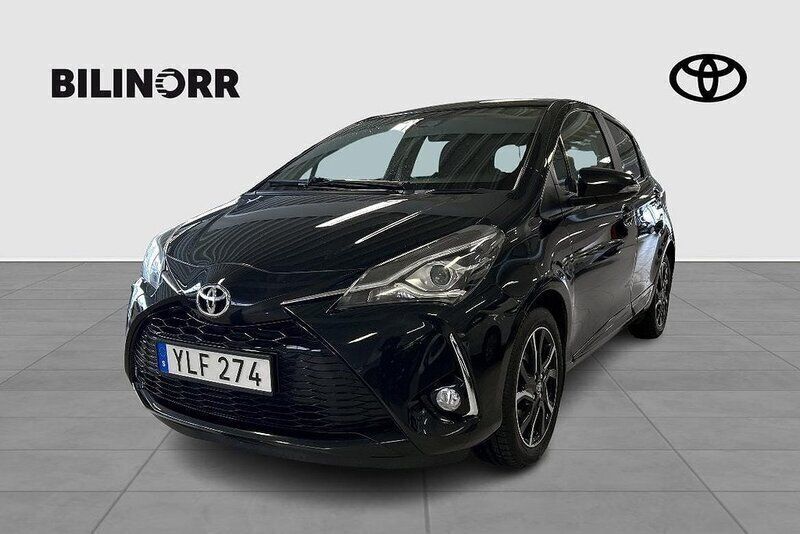 Svart Begagnad 2017 Toyota Yaris Style Halvkombi | 139 900 kr (Marknadspris) - Bild 1/3