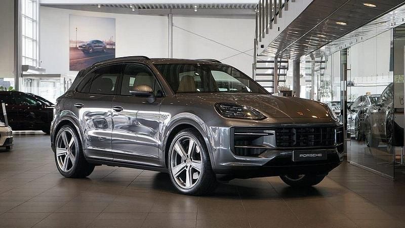 Grå Begagnad 2025 Porsche Cayenne SUV | 1 229 000 kr (Superpris) - Bild 1/4
