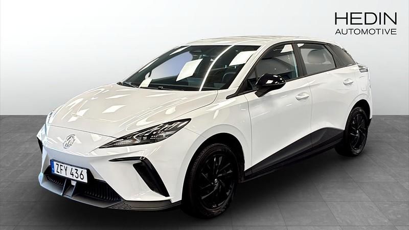 Vit (white) Begagnad 2023 MG MG4 EV Halvkombi | 249 900 kr (Marknadspris) - Bild 1/4
