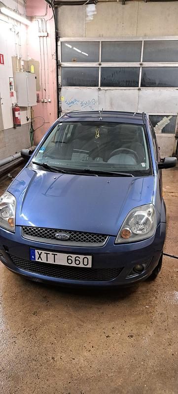 Jeans blue metallic Begagnad 2006 Ford Fiesta Halvkombi | 16 000 kr (Marknadspris) - Bild 1/4