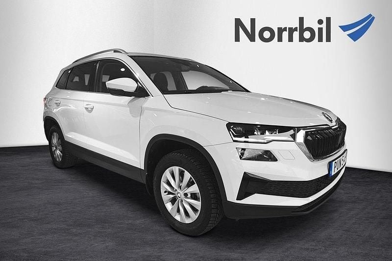 Vit (moon white metallic) Begagnad 2023 Skoda Karoq Style SUV | 284 900 kr (Marknadspris) - Bild 1/4