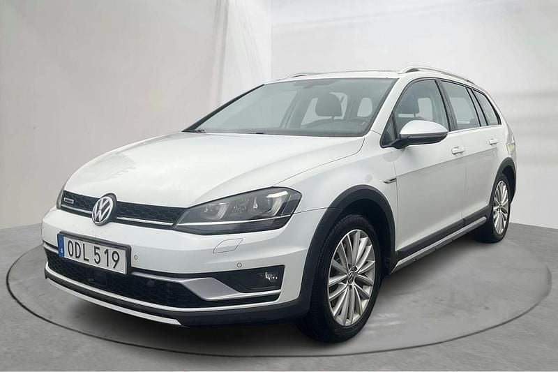 Vit Begagnad 2017 VW Golf VII Sedan | 110 000 kr (Bra pris) - Bild 1/4