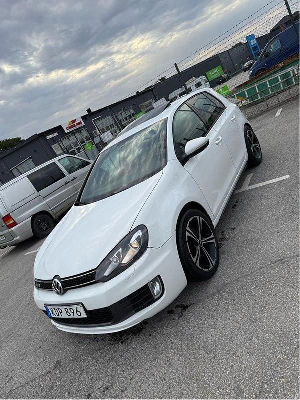 Vit Begagnad 2010 VW Golf VI GTD Halvkombi | 100 000 kr (Marknadspris) - Bild 1/4